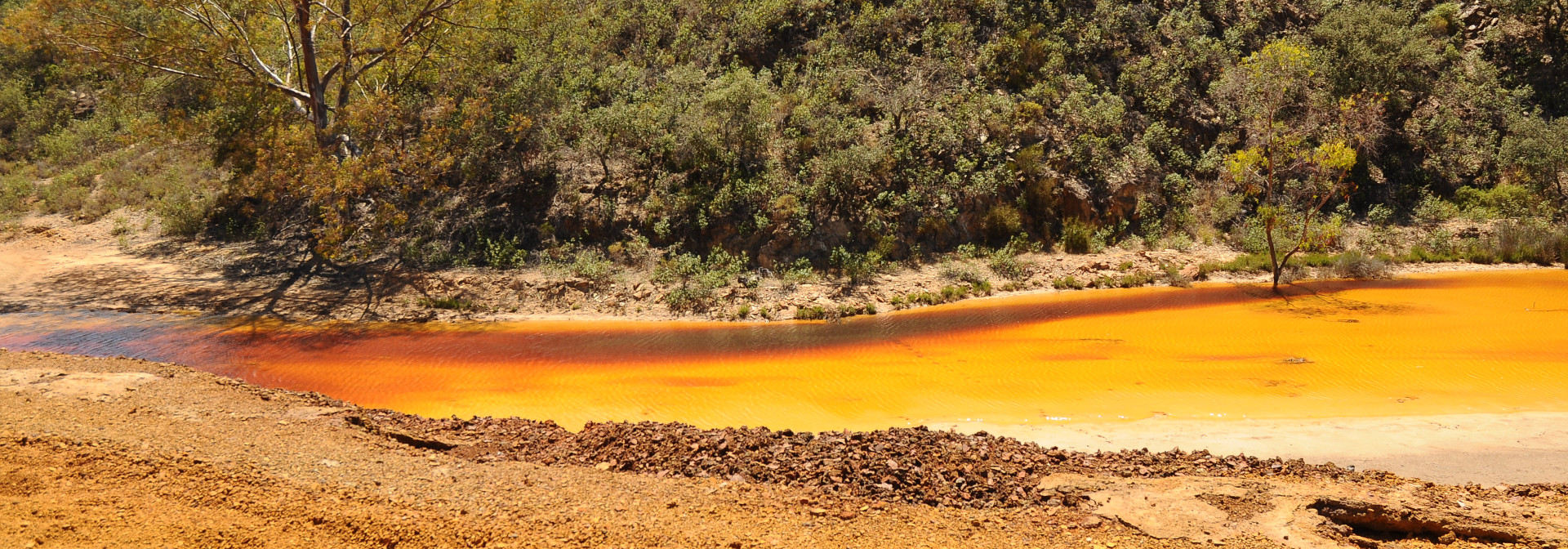 Água ácida de mina em Mina de São Domingos, Mértola, Portugal