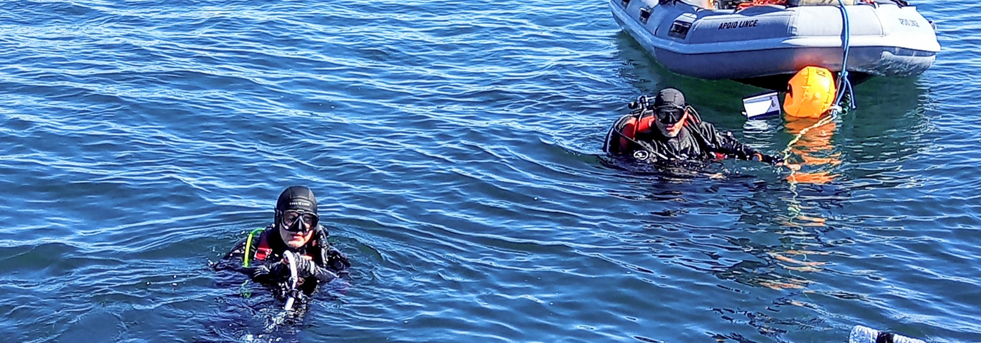 Barco de apoio a mergulhadores