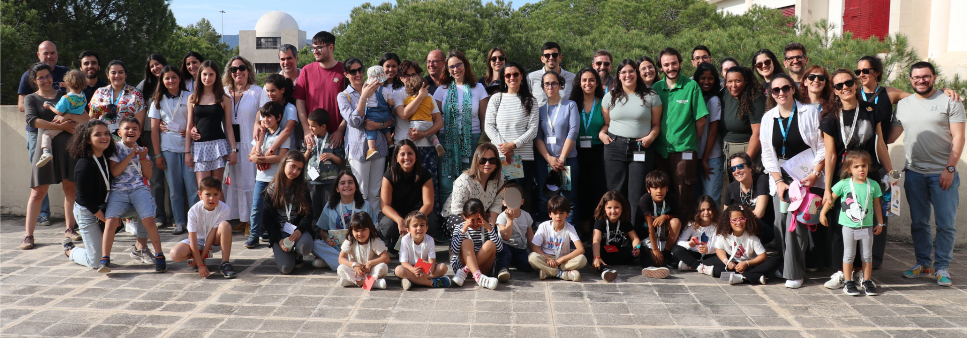 Foto de grupo dos membros do CCMAR e as suas crianças