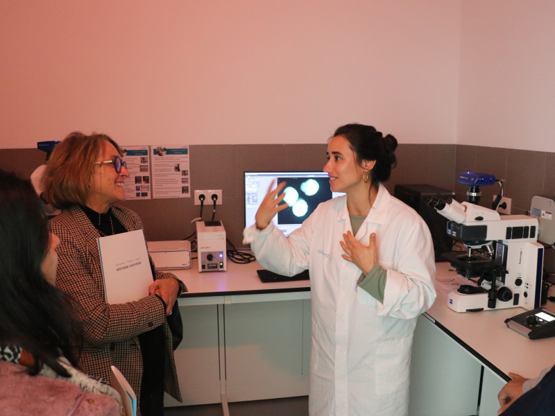 Carina Monico explica a plataforma de microscopia aos stakeholders