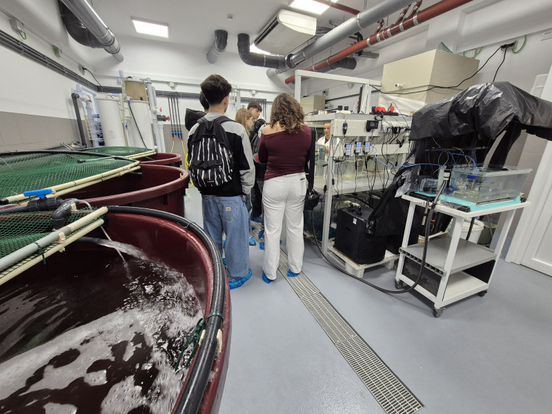 Os alunos em visita a um dos nossos laboratorios