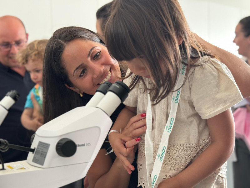 menina no microscopio com Ines Almeida