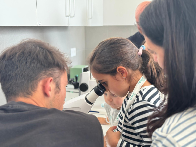 menina no microscopio