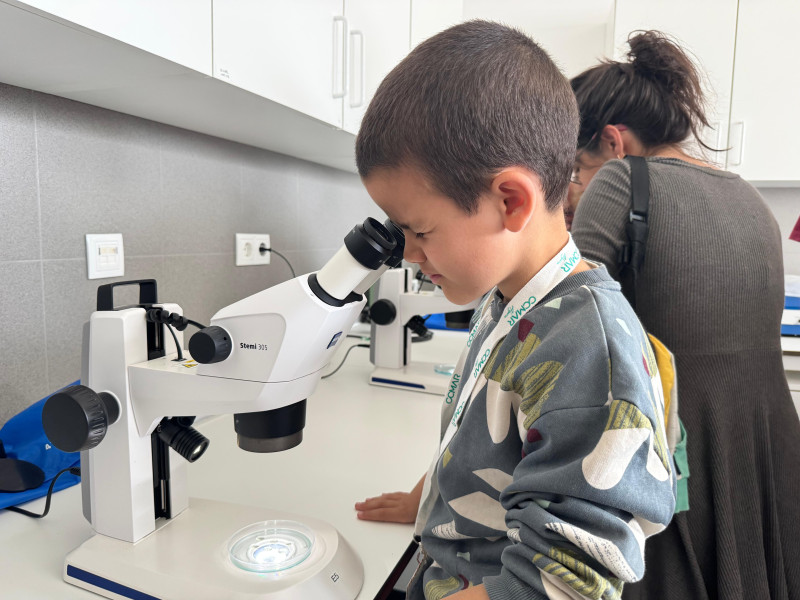 menino no microscopio