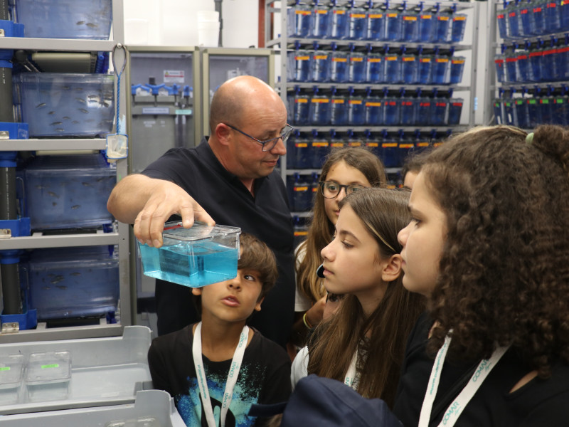 Paulo Gavaia na demonstraçao do peixe zebra