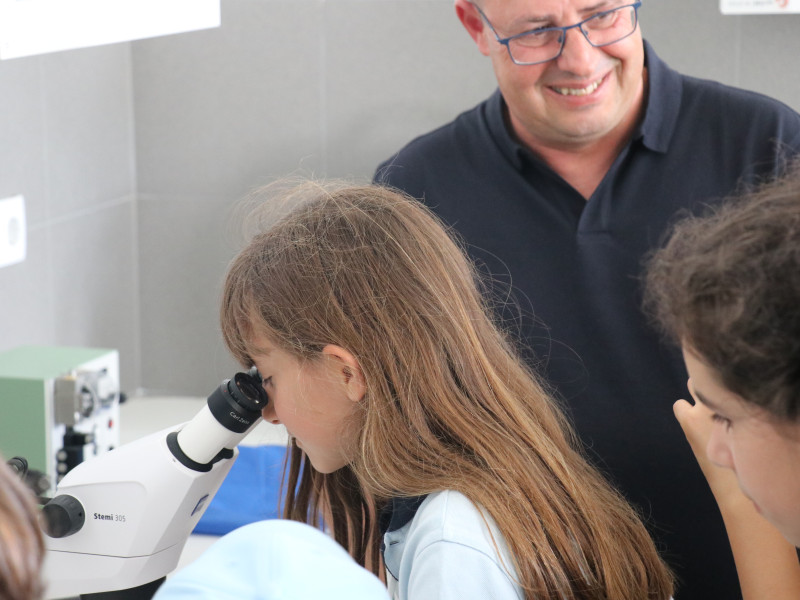 menina ao microscopio