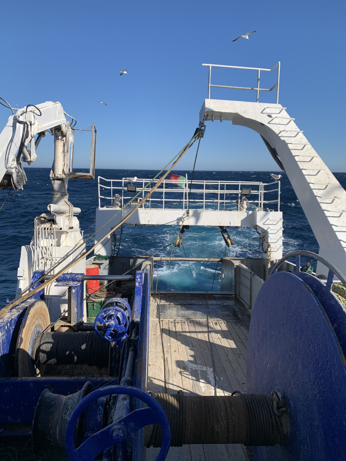 Barco de pesca de arrasto em alto mar