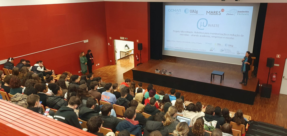 Projeto MicroWaste: talks in schools to promote ocean and microbial literacy